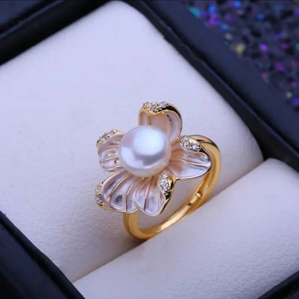 Gold-plated ring with genuine natural pearl.