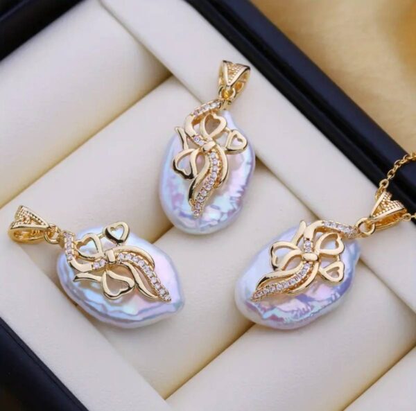 Gold-plated necklace with genuine natural pearl.