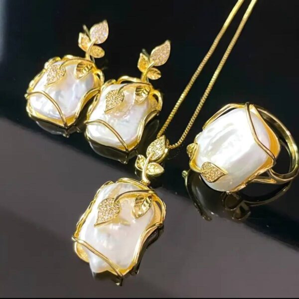 Set of genuine natural pearls, gold-plated.