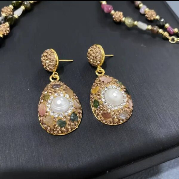 Gold-plated earrings with genuine natural pearls.